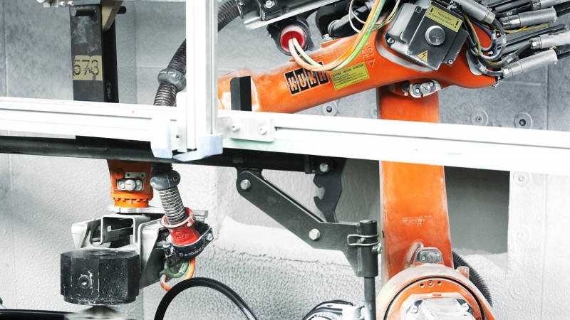 KUKA KR 16機(jī)器人助力Erhardt + Abt實(shí)現(xiàn)后橋驅(qū)動軸涂漆